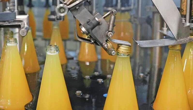 Bei Beil Fruchtsäfte in Neckarsulm herrscht gerade Hochbetrieb, jeden Tag wird in großen Mengen Apfelsaft
abgefüllt.