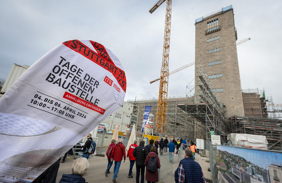 Besucher str&ouml;men w&auml;hrend der Tage der offenen Baustelle 2026 &uuml;ber das Bahnhofsgel&auml;nde des zuk&uuml;nftigen Stuttgarter Hauptbahnhofs.