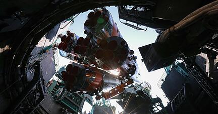Auf dem Weltraumbahnhof Baikonur wurde diese Sojus-Rakete mit den Satelliten beladen, die Heilbronner Solarzellen tragen.
Foto: Azur Space