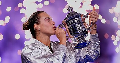Ein Küsschen für den Pokal: Aryna Sabalenka ist in New York die Beste.