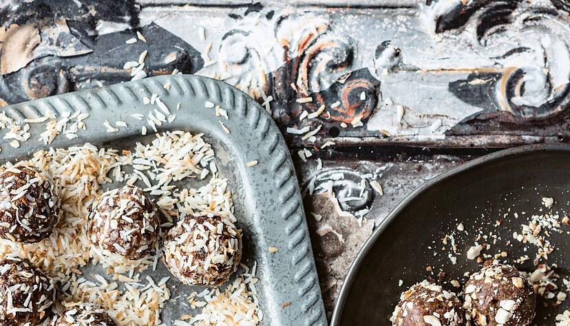 Die Dattel-B&auml;llchen sind innerhalb von 15 Minuten fertig zum Naschen.