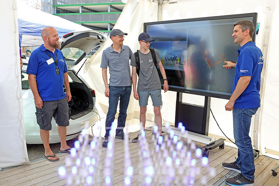 KI-Festival Heilbronn: Armin Krüger (Links) und Prof. Dr. Ing. Nicolaj Stache erklären interessierten Besuchern wie autonomes Fahren funktioniert
