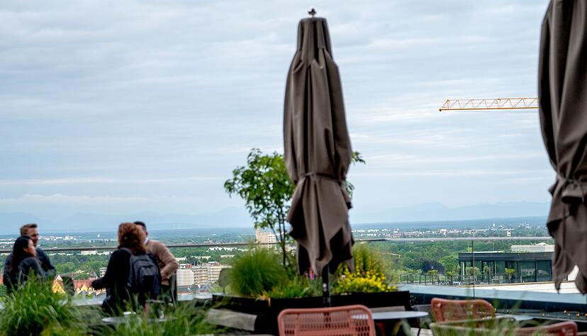 Wenn das Wetter gut ist, dann sieht man sogar die Berge von der Rooftop-Bar des «Fitzroy» in München. (Archivbild) Wenn das Wetter gut ist, dann sieht man sogar die Berge von der Rooftop-Bar des «Fitzroy» in München. (Archivbild)