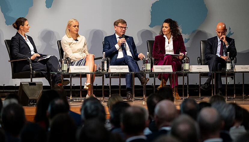 Beim Wirtschaftstag der Botschafterkonferenz im Auswärtigen Amt diskutiert auch BDI-Präsidenten Peter Leibinger (rechts) mit den Diplomatinnen und Diplomaten. Beim Wirtschaftstag der Botschafterkonferenz im Auswärtigen Amt diskutiert auch BDI-Präsidenten Peter Leibinger (rechts) mit den Diplomatinnen und Diplomaten.