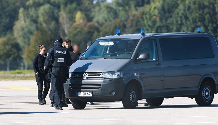 Die M&auml;nner wurden zur Haftvorf&uuml;hrung nach Karlsruhe gebracht.