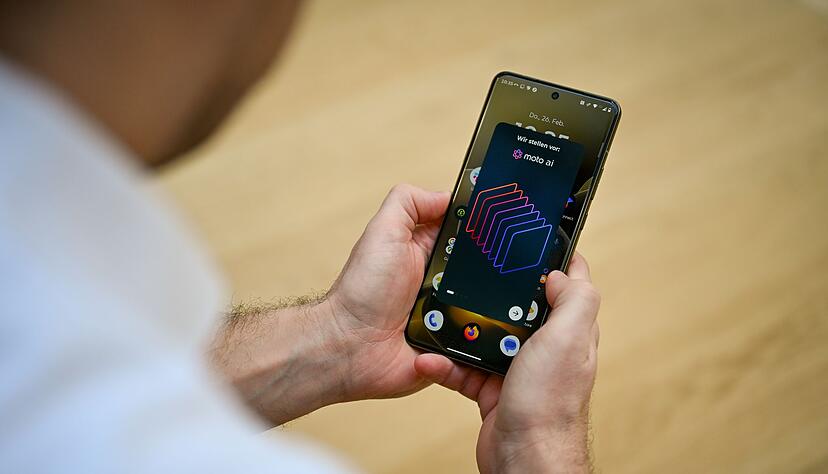 Moto AI hei&szlig;t Motorolas KI-Assistent. Daneben sind f&uuml;r mehr KI-Anwendungen auch noch Perplexity, Microsofts Copilot oder Google Gemini ab Werk installiert.