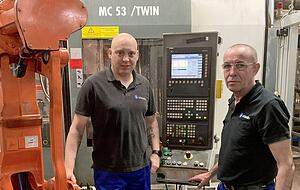 Dennis Hartung (links) und Waldemar Lier von der Nachtschicht haben die Maschinen bei AS-Schneider in Nordheim voll im Griff.
Fotos: Jürgen Paul