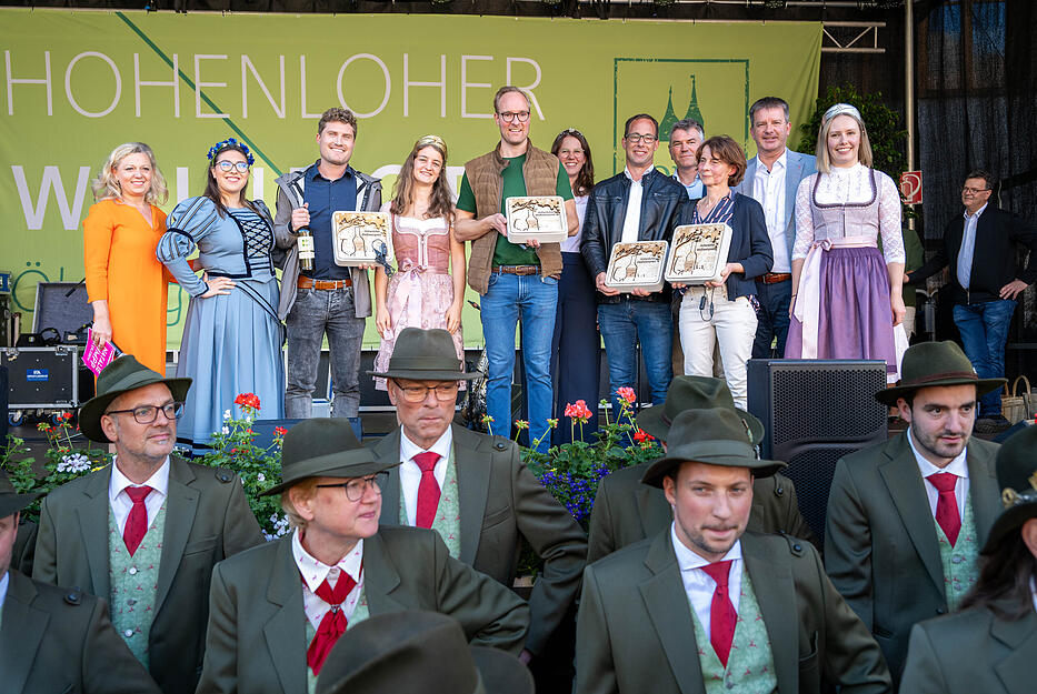 Der neue Hohenloher Landrat er&ouml;ffnet emit den Hohenloher Weinhoheiten Natalie und Alisia und der w&uuml;rttemberger Weink&ouml;nigin Larissa und &Ouml;hringens OB Thilo Michler das 27. Hohenloher Weindorf.