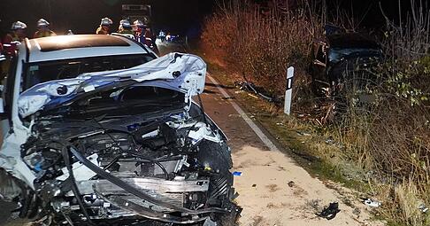 Drei Fahrzeuge stießen zusammen.