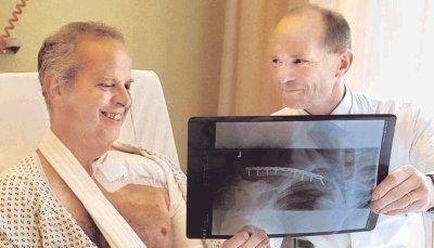 Professor Wolfgang Linhart (rechts) betrachtet mit einem Patienten dessen Röntgenbild. Der Mann hatte sich nach einem Sturz vom Fahrrad mehrere Knochenbrüche zugezogen. Foto: Ulrike Kugler Professor Wolfgang Linhart (rechts) betrachtet mit einem Patienten dessen Röntgenbild. Der Mann hatte sich nach einem Sturz vom Fahrrad mehrere Knochenbrüche zugezogen. Foto: Ulrike Kugler