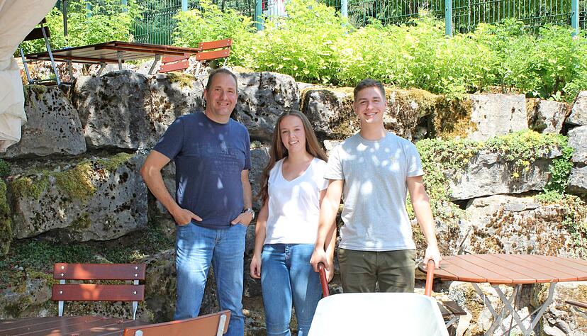Philip Oles (rechts) und Sophie Bauer sind die neuen Pächter der Siegelsbacher Mühle. Die Küchenleitung übernimmt Volker Böhm.
Foto: Elfi Hofmann