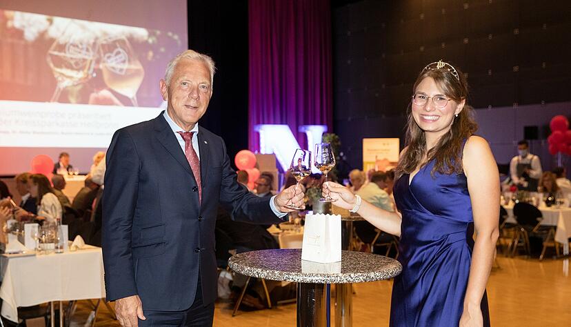 Freuen sich auf die Weindorf-Auslese: Oberb&uuml;rgermeister Harry Mergel und Weink&ouml;nigin Tamara Elbl.