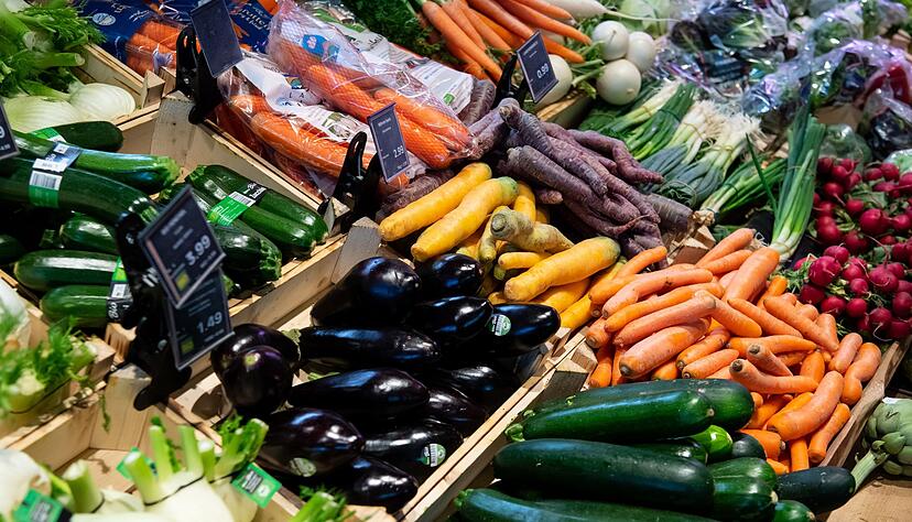 Bio oder Discount? Wegen der hohen Inflation entscheiden sich mehr Konsumenten für die günstigere Variante im Supermarktregal. Bio oder Discount? Wegen der hohen Inflation entscheiden sich mehr Konsumenten für die günstigere Variante im Supermarktregal.