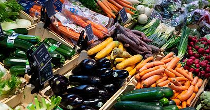 Bio oder Discount? Wegen der hohen Inflation entscheiden sich mehr Konsumenten für die günstigere Variante im Supermarktregal.