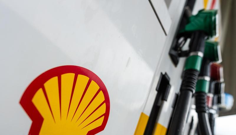 Einen Cent pro Liter Sprit können Shell-Kunden künftig freiwillig mehr zahlen. Das Unternehmen will das Geld in Kompensation stecken. Einen Cent pro Liter Sprit können Shell-Kunden künftig freiwillig mehr zahlen. Das Unternehmen will das Geld in Kompensation stecken.