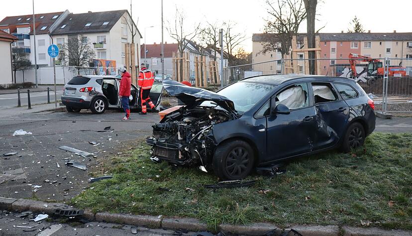Bei dem Unfall in Mannheim wurden drei Menschen verletzt.