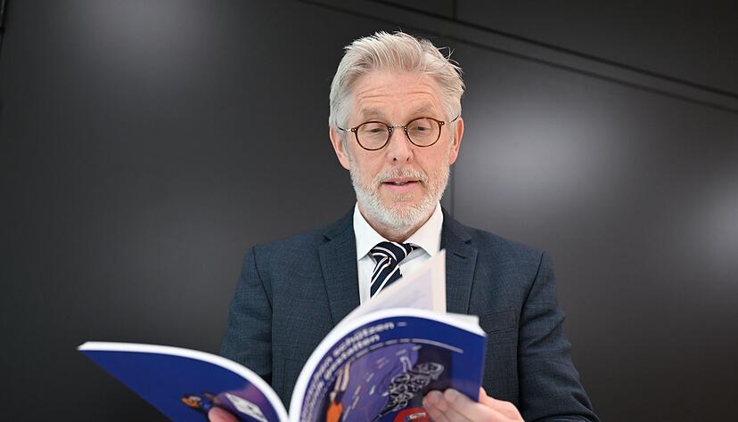 Tobias Keber ist seit Juli 2023 Landesbeauftragter für den Datenschutz und die Informationsfreiheit Baden-Württemberg. Tobias Keber ist seit Juli 2023 Landesbeauftragter für den Datenschutz und die Informationsfreiheit Baden-Württemberg.