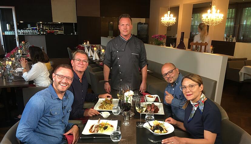 Die Kandidaten bei "Mein Lokal, dein Lokal": Fabian Lidak (Beichtstuhl), Frank Pasternacki (Ehrenbergers 2.0), Sascha Felten (Trappensee), Babak Samangi (Warsteiner Stuben) und Nalan Kuru-Black (Nalans Butcherei) (v. l. n .r.). Die Kandidaten bei "Mein Lokal, dein Lokal": Fabian Lidak (Beichtstuhl), Frank Pasternacki (Ehrenbergers 2.0), Sascha Felten (Trappensee), Babak Samangi (Warsteiner Stuben) und Nalan Kuru-Black (Nalans Butcherei) (v. l. n .r.).