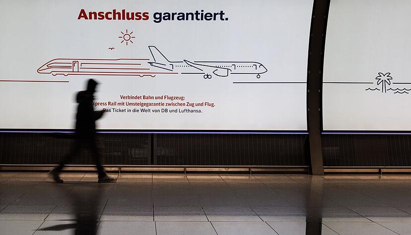 Lufthansa schickt Passagiere wegen des Crew-Streiks auf die Bahn. Lufthansa schickt Passagiere wegen des Crew-Streiks auf die Bahn.