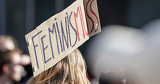 Frauen demonstrieren am Montag, 9. M&auml;rz, auf dem Kiliansplatz in Heilbronn f&uuml;r mehr Gleichberechtigung.