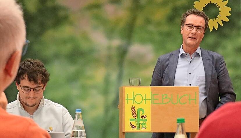 Mario Dietel (links), Hohenloher Vorsitzender, freut sich bei der Nominierung von Harald Ebner (rechts) über die „vielen Teilnehmer“, besonders aus dem Kreis Hall.