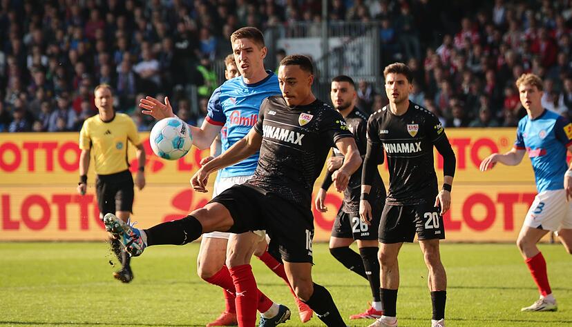 Stuttgarts Jamie Leweling behauptet den Ball gegen den Kieler Marko Ivezic.