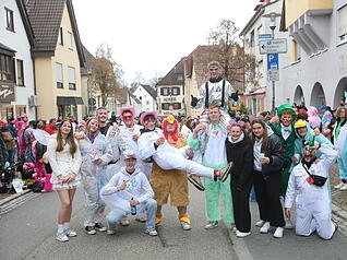 Der närrische Gaudiwurm schlängelt sich durch die Kurstadt. Der närrische Gaudiwurm schlängelt sich durch die Kurstadt.