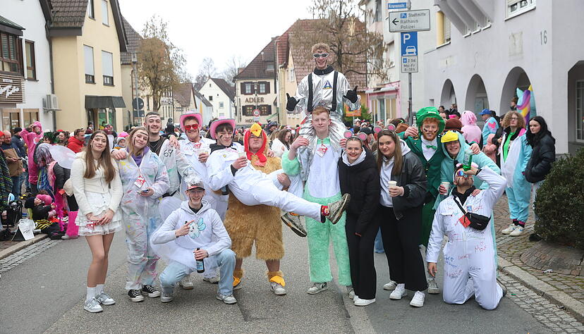 Der närrische Gaudiwurm schlängelt sich durch die Kurstadt. Der närrische Gaudiwurm schlängelt sich durch die Kurstadt.