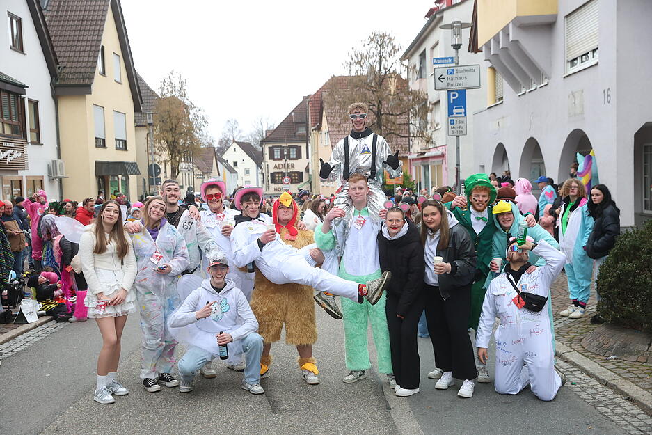 Der närrische Gaudiwurm schlängelt sich durch die Kurstadt. Der närrische Gaudiwurm schlängelt sich durch die Kurstadt.