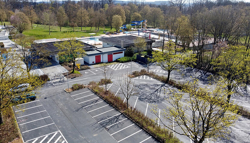 Der Parkplatz am Solefreibad in Bad Friedrichshall ist umgestaltet. Auch der Kassenbereich wird noch erneuert.