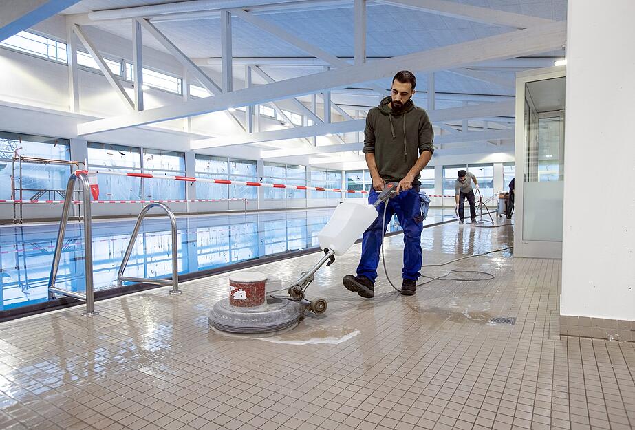 Januar: Hallenbad in Oedheim nach fast vier Jahren Sanierung wiedereröffnet. Januar: Hallenbad in Oedheim nach fast vier Jahren Sanierung wiedereröffnet.