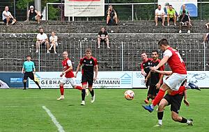 Nach einer guten Stunde verpasste Lukas Durst (rechts) noch das 1:1 für Eppingen. Sein Treffer zum 2:2 war dafür umso wertvoller.
Fotos: Klaus Krüger Nach einer guten Stunde verpasste Lukas Durst (rechts) noch das 1:1 für Eppingen. Sein Treffer zum 2:2 war dafür umso wertvoller.
Fotos: Klaus Krüger