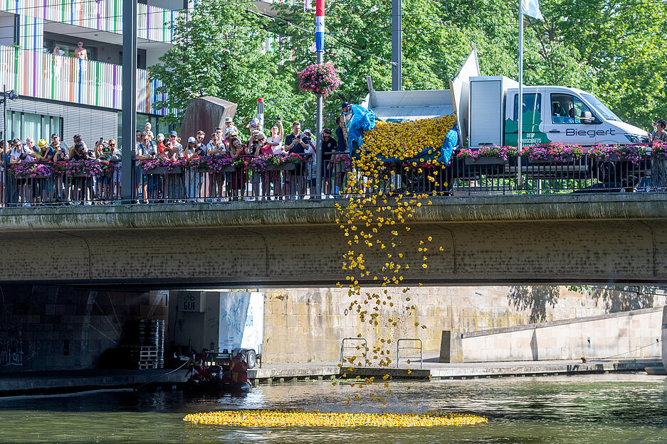 Bereits zum 20. Mal findet das Entenrennen in Heilbronn statt. Die Erlöse des Events, das parallel zum Lichterfest stattfindet, gehen an soziale Projekte. Bereits zum 20. Mal findet das Entenrennen in Heilbronn statt. Die Erlöse des Events, das parallel zum Lichterfest stattfindet, gehen an soziale Projekte.