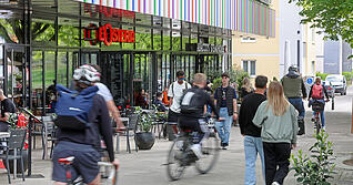 Radfahrer und Fußgänger harmonieren an der Neckarmeile in Heilbronn nicht immer. Dabei ist die Fußgängerzone ausdrücklich für beide da. Radfahrer und Fußgänger harmonieren an der Neckarmeile in Heilbronn nicht immer. Dabei ist die Fußgängerzone ausdrücklich für beide da.