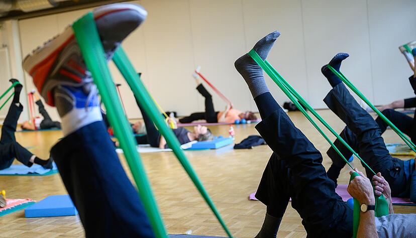 In einer Herzsportgruppe werden unter anderem Ausdauer, Kraft und Koordination trainiert.