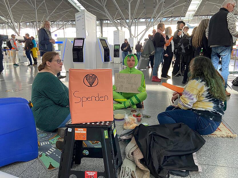Protestaktion der "Letzten Generation" am Flughafen Stuttgart Protestaktion der "Letzten Generation" am Flughafen Stuttgart