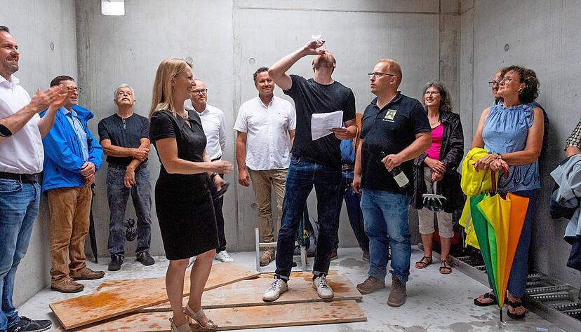 Das Richtfest musste wegen des Unwetters spontan ins Innere vom Pumpwerk-Rohbau verlegt werden, den traditionellen Richtspruch gibt es dazu.
Foto: Mario Berger Das Richtfest musste wegen des Unwetters spontan ins Innere vom Pumpwerk-Rohbau verlegt werden, den traditionellen Richtspruch gibt es dazu.
Foto: Mario Berger