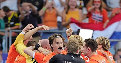 Handgemenge und Wortgefechte. Eine unschöne Szene nach dem Finale haben die Hockey-Männer erlebt. Nun versuchen sie sich über Silber zu freuen.
Foto: dpa