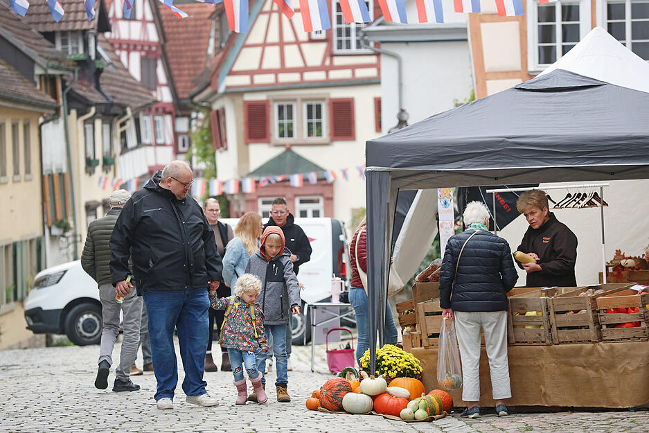 In die Innenstadt von Bad Wimpfen sind Besucher zu "Herbst.Musik.Genuss" gekommen.