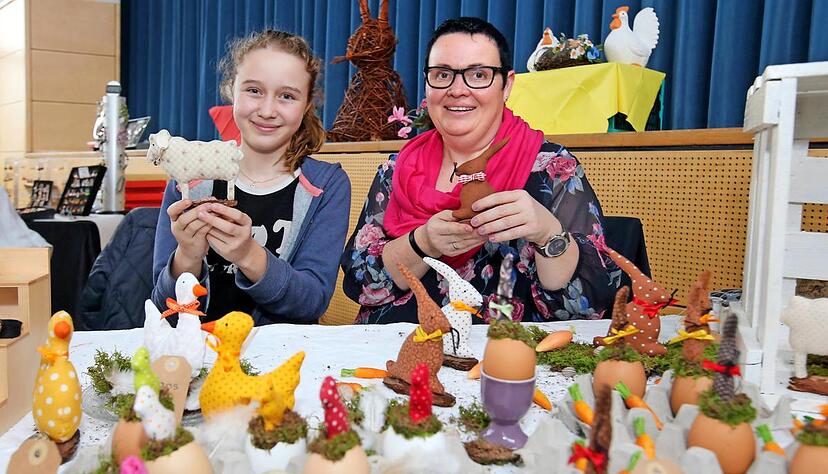 Stellt "allerlei im Ei" her: Silke Winter (rechts) mit Tochter Mia. Die Küken im Vordergrund sind Geleeküken nachempfunden.Foto: Andreas Veigel Stellt "allerlei im Ei" her: Silke Winter (rechts) mit Tochter Mia. Die Küken im Vordergrund sind Geleeküken nachempfunden.Foto: Andreas Veigel