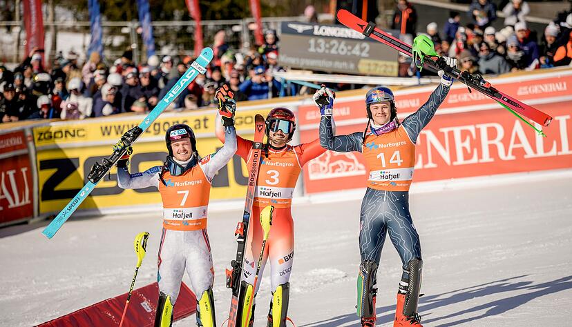 Loic Meillard (Mitte) gewinn den Slalom vor Atle Lie McGrath (links) und Lucas Pinheiro Braathen.