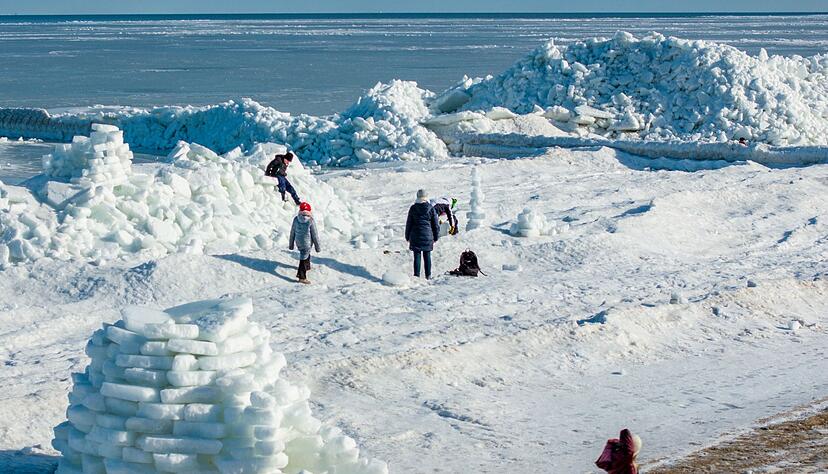 Eis soweit das Auge reicht, gibt es derzeit am Ostseestrand von Zempin auf Usedom.
