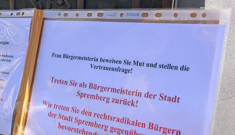 Bei einer kleinen Demonstration auf dem Marktplatz werden R&uuml;cktrittsforderungen gegen die B&uuml;rgermeisterin ge&auml;u&szlig;ert.