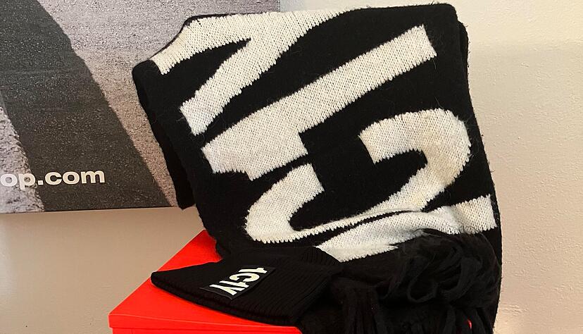 Mit dem Modedesigner Bernd Keller haben Philipp Architekten das Label 1C1Y gegründet, um mit hochwertiger Streetwear Kinder in Krisengebieten zu unterstützen. Mit dem Modedesigner Bernd Keller haben Philipp Architekten das Label 1C1Y gegründet, um mit hochwertiger Streetwear Kinder in Krisengebieten zu unterstützen.
