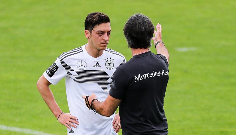 Unter Bundestrainer Joachim L&ouml;w gab Mesut &Ouml;zil 2009 sein Deb&uuml;t in der Nationalmannschaft. (Archivbild)