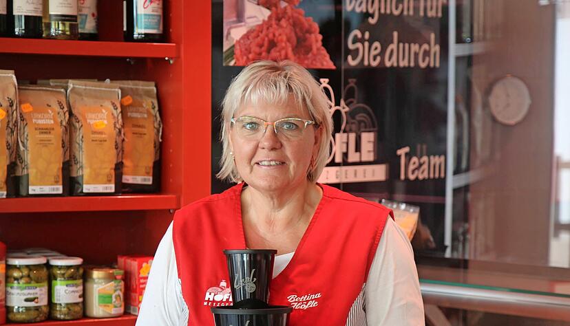 Bettina H&ouml;fle zeigt die Pfandboxen: Eingesetzt werden ein Kaffeebecher und drei verschieden gro&szlig;e Beh&auml;lter. Foto: Nicole Theuer