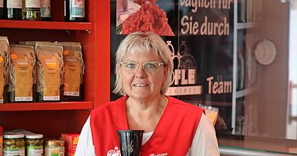 Bettina H&ouml;fle zeigt die Pfandboxen: Eingesetzt werden ein Kaffeebecher und drei verschieden gro&szlig;e Beh&auml;lter.
Foto: Nicole Theuer