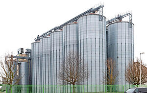 Prägen das Gewerbegebiet Buchäcker bei Bad Rappenau-Bonfeld: die Silos der Agroa-Raiffeisen-Genossenschaft. Prägen das Gewerbegebiet Buchäcker bei Bad Rappenau-Bonfeld: die Silos der Agroa-Raiffeisen-Genossenschaft.