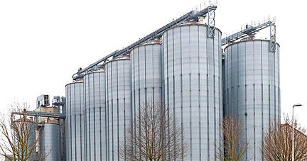 Prägen das Gewerbegebiet Buchäcker bei Bad Rappenau-Bonfeld: die Silos der Agroa-Raiffeisen-Genossenschaft.