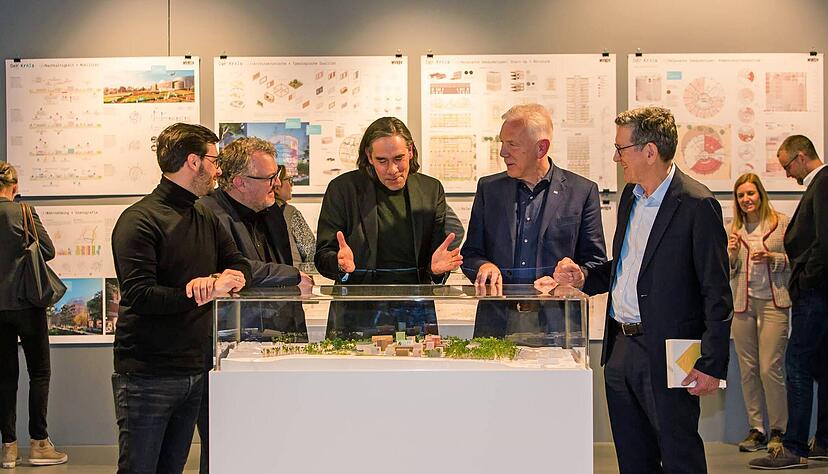 Freuen sich über den Siegerentwurf: (von links) Moritz Gräter, Andreas Ringle, Jacob van Rijs, Harry Mergel und Reinhold Geilsdörfer.
Foto: Lina Bihr